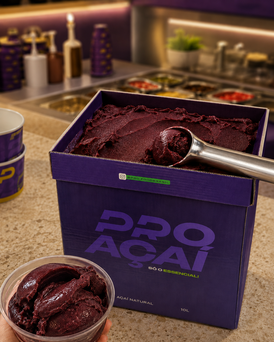 Caixa de 10L de açaí Pro Açaí erguida ao céu